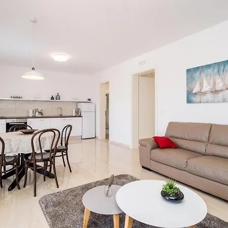 6 Bedroom Gorgeous In *