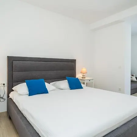 6 Bedroom Gorgeous In שיפנסקה לוקה