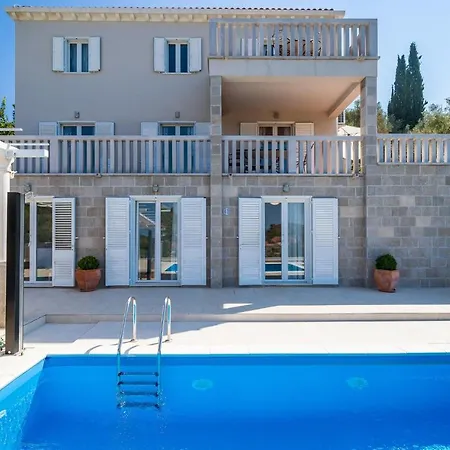 6 Bedroom Gorgeous In *